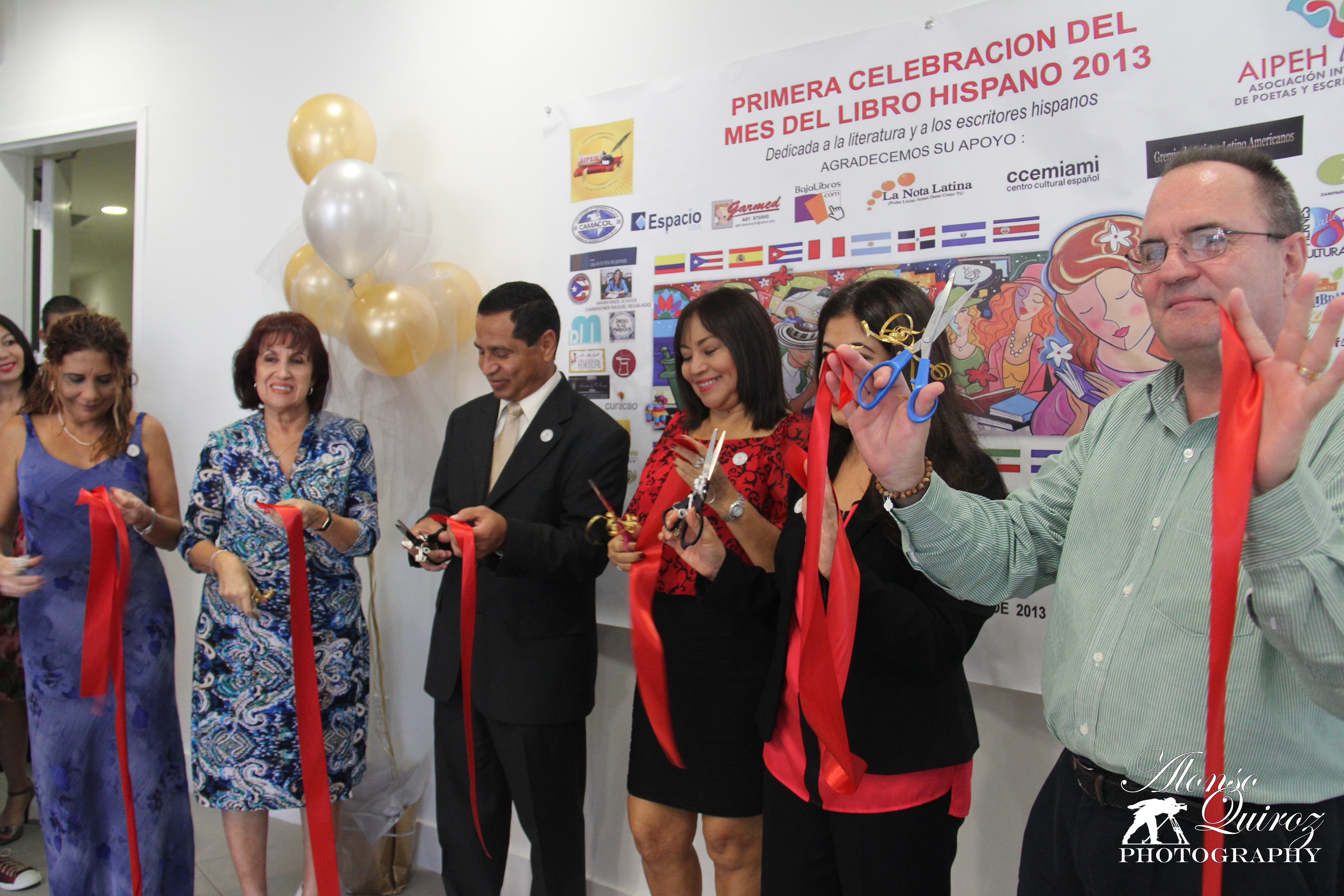 Corte de la Cinta en la Inauguración oficial de la Celebración Internacional del Mes del Libro Hispano 2013